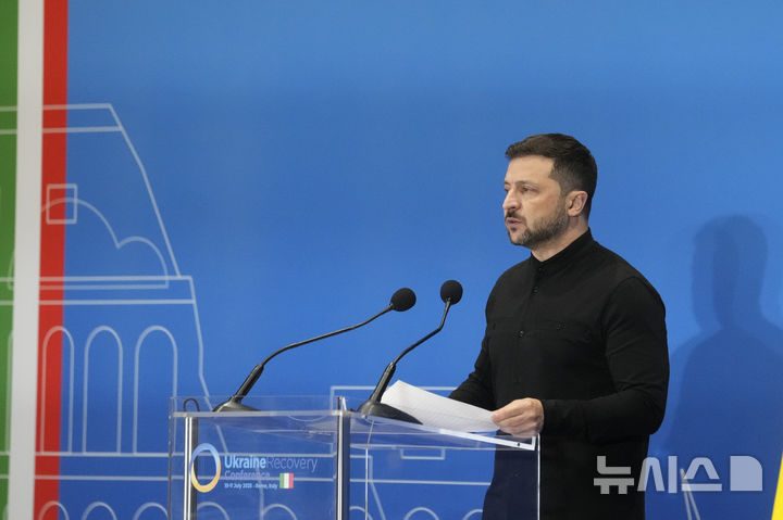 [로마=AP/뉴시스] 12일(현지 시간) 타스통신은 복수의 소식통을 인용해 "젤렌스키 대통령이 회담에 초대받을 가능성은 낮다"고 보도했다. 또 다른 소식통은 "미국은 이번 회담에서 긍정적 성과가 나오는 걸 방해하지 않을 것"이라며 젤렌스키 대통령의 참석을 배제하는 전략을 취할 것임을 시사했다. 사진은 볼로디미르 젤렌스키 우크라이나 대통령. 2025.08.12.