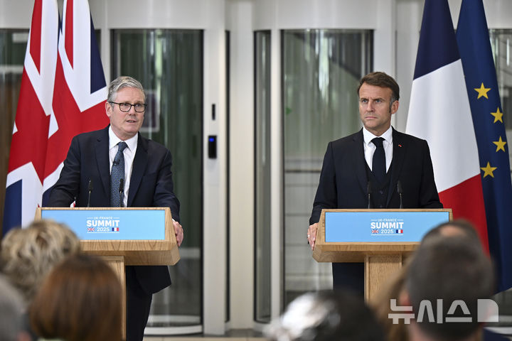 [런던=AP/뉴시스] 키어 스타머 영국 총리(왼쪽)와 에마뉘엘 마크롱 프랑스 대통령이 10일(현지 시간) 영국 런던에서 공동 기자회견을 하고 있다. 2025.07.11.