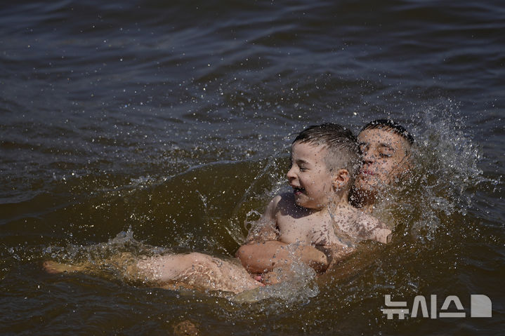 [모스크바=AP/뉴시스] 더운 날씨를 보인 10일(현지 시간) 러시아 모스크바의 모스크바 운하에서 어린이들이 물놀이를 하고 있다. 2025.07.11.