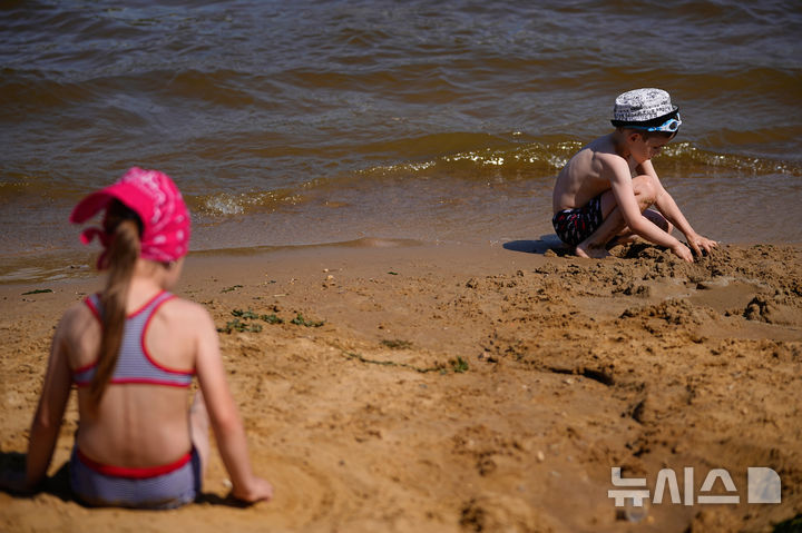 <font style="vertical-align: inherit;"><font style="vertical-align: inherit;">[모스크바=AP/뉴시스] 더운 날씨를 보인 10일(현지 시간) 러시아 모스크바의 모스크바 운하에서 어린이들이 물놀이를 하고 있다. 2025.07.11.</font></font>