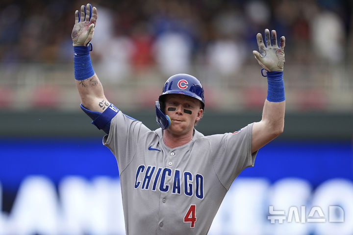 [미니애폴리스=AP/뉴시스] 시카고 컵스의 외야수 피트 크로암스트롱이 10일(현지 시간) 미 미네소타주 미니애폴리스 타깃필드에서 열린 2025 메이저리그 미네소타 트윈스와의 경기 3회초 2사 2루에서 2점 홈런을 터뜨린 뒤 기뻐하고 있다. 2025.07.11.