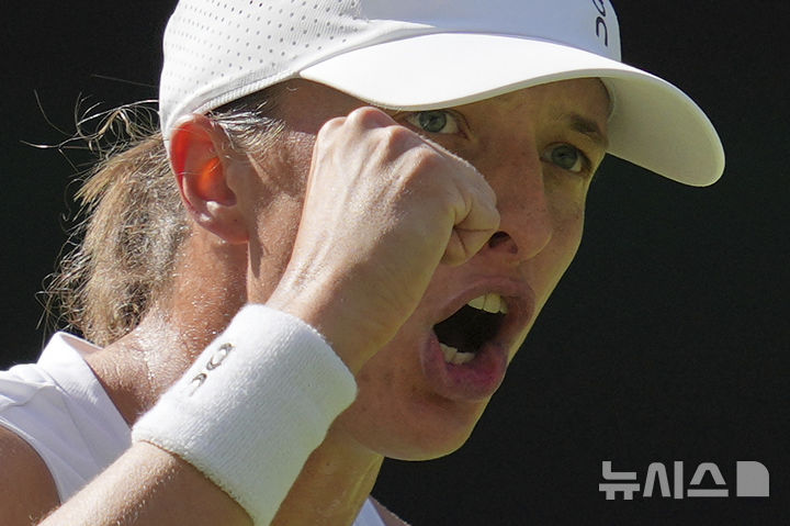 [런던=AP/뉴시스] 이가 시비옹테크(4위·폴란드)가 10일(현지 시간) 영국 런던 올잉글랜드 클럽에서 열린 2025 윔블던 테니스 대회 여자 단식 준결승에서 벨린다 벤치치(35위·스위스)와 경기하고 있다. 시비옹테크가 2-0(6-2 6-0)으로 승리하고 결승에 올라 어맨다 아니시모바(12위·미국)와 우승을 다툰다. 2025.07.11.