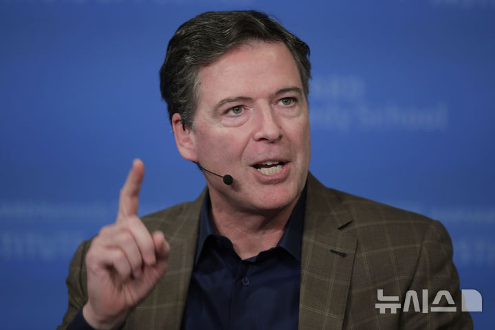 [케임브리지=AP/뉴시스]제임스 코미 전 연방수사국(FBI) 국장이 2020년 2월24일 매사추세츠 케임브리지 소재 하버드 JFK 정치연구소에서 강연하는 모습. 2025.07.17.