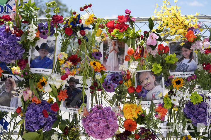 [커빌(텍사스)=AP/뉴시스]10일(현지 시간) 미국 텍사스 커빌에 마련된 추모 공간에 대규모 홍수 희생자들의 사진이 전시돼 있다. 2025.07.11.