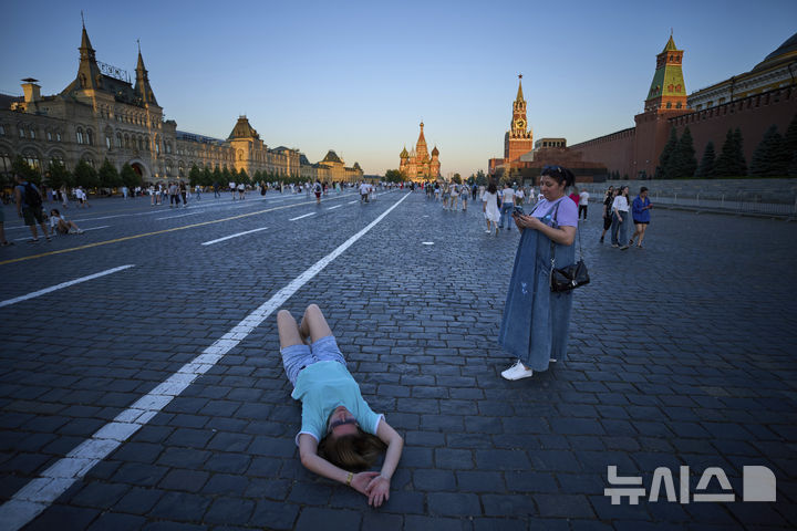 <font style="vertical-align: inherit;"><font style="vertical-align: inherit;">[모스크바=AP/뉴시스] 더운 날씨를 보인 10일(현지 시간) 러시아 모스크바 붉은 광장에서 한 시민이 일몰을 바라보며 휴식하고 있다. 2025.07.11.</font></font>