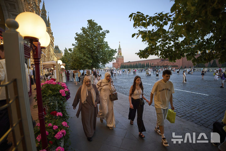<font style="vertical-align: inherit;"><font style="vertical-align: inherit;">[모스크바=AP/뉴시스] 10일(현지 시간) 러시아 모스크바 붉은 광장에서 시민들이 이동하고 있다. 2025.07.11.</font></font>