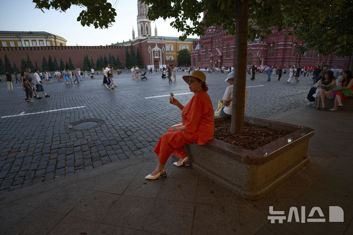 [모스크바=AP/뉴시스] 더운 날씨를 보인 10일(현지 시간) 러시아 모스크바 붉은 광장에서 한 여성이 아이스크림을 먹고 있다. 2025.07.11.<font style="vertical-align: inherit;"><font style="vertical-align: inherit;"></font></font>