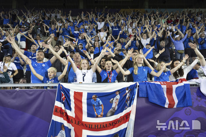 Iceland fans cheer for their team at the end of the Euro 2025, group A, soccer match between Norway and Iceland at Arena Thun in Thun, Switzerland, Thursday, July 10, 2025. (Peter Klaunzer/Keystone via AP)