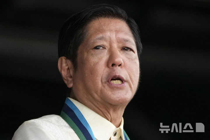 [케손시티=AP/뉴시스]페르디난드 마르코스 주니어 필리핀 대통령이 2024년 12월20일 케손시티에서 연설하고 있다. 2025.07.21.