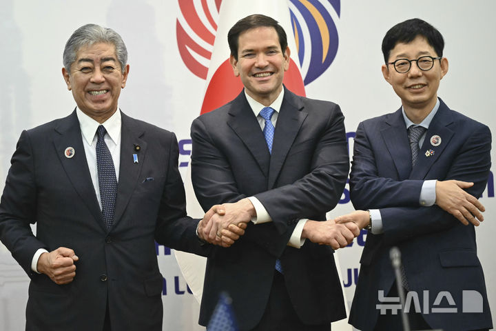 [쿠알라룸푸르=AP/뉴시스] 박윤주(오른쪽) 외교부 1차관이 11일(현지 시간) 말레이시아 쿠알라룸푸르 컨벤션센터에서 동남아국가연합(ASEAN, 아세안) 외교장관회의를 계기로 열린 한미일 외교장관회의에 참석해 이와야 다케시(왼쪽) 일본 외무상, 마코 루비오 미국 국무장관과 기념 촬영을 하고 있다. 2025.07.11.