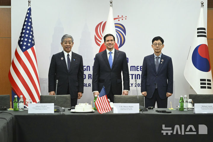 [쿠알라룸푸르=AP/뉴시스] 박윤주(오른쪽) 외교부 1차관이 11일(현지 시간) 말레이시아 쿠알라룸푸르 컨벤션센터에서 동남아국가연합(ASEAN, 아세안) 외교장관회의를 계기로 열린 한미일 외교장관회의에 참석해 이와야 다케시(왼쪽) 일본 외무상, 마코 루비오 미국 국무장관과 기념 촬영을 하고 있다. 2025.07.11.