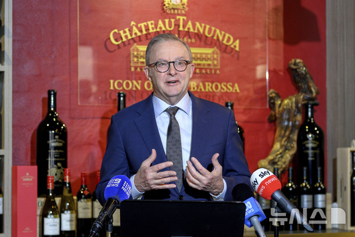 [AP/뉴시스] 호주의 안토니 앨버니지 총리가 방중 전 11일 기자들과 만나고 있다