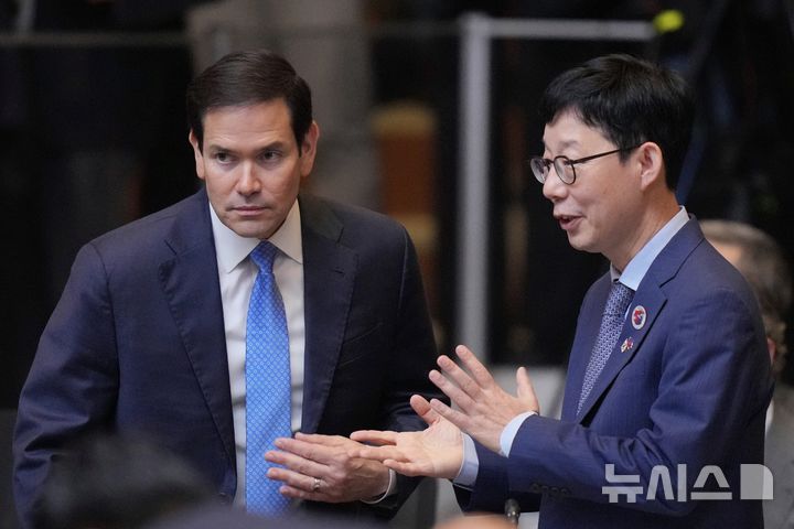 [쿠알라룸푸르=AP/뉴시스] 박윤주(오른쪽) 외교부 1차관이 11일(현지 시간) 말레이시아 쿠알라룸푸르 컨벤션센터에서 열린 동남아국가연합(ASEAN, 아세안) 외교장관회의에 참석해 마코 루비오 미국 국무장관과 얘기를 나누고 있다. 2025.07.11.