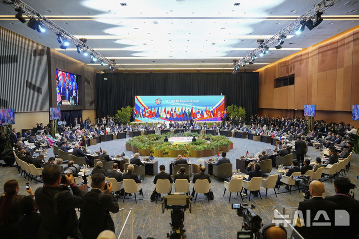 [쿠알라룸푸르=AP/뉴시스] 11일(현지 시간) 말레이시아 쿠알라룸푸르 컨벤션 센터에서 열린 제58차 동남아시아국가연합(ASEAN) 외무장관회의 계기로 아세안 및 기타 국가 외무장관들이 제32차 아세안 지역 포럼에 참석해 있다. 장관들은 공동성명에서 "일방적인 관세 조치는 비생산적"이라며 우려를 표했다. 2025.07.11.