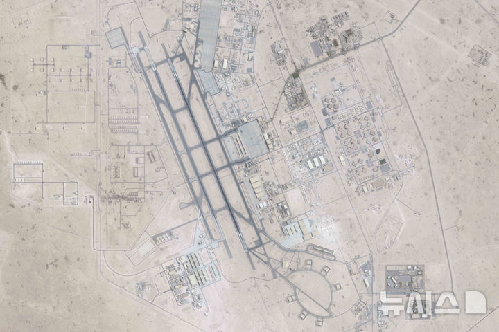 [AP/뉴시스]플래닛 랩스 PBC가 6월25일 촬영한 카타르 도하 외곽 알 우데이드 미 공군기지의 위성사진 모습. 6월23일 카타르의 알 우데이드 미 공군기지에 대한 이란의 공격으로 미국이 통신 보안을 위해 사용하는 측지 돔(geodesic dome) 장비가 훼손됐을 가능성이 높은 것으로 11일 AP통신의 위성사진 분석 결과 나타났다. 2025.07..11.