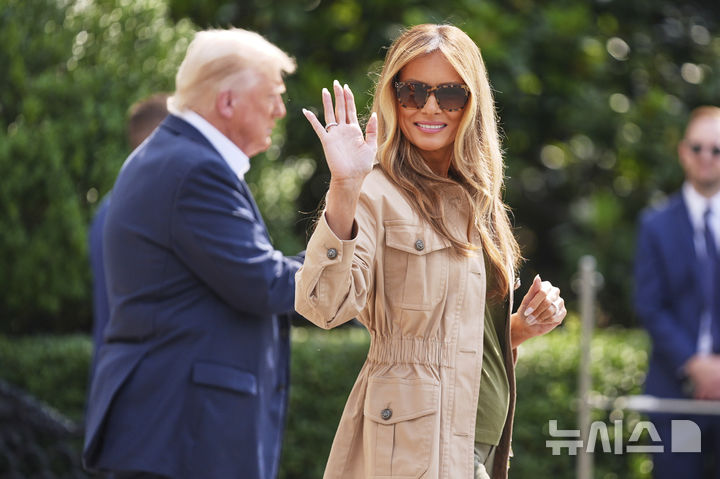 [워싱턴=AP/뉴시스] 도널드 트럼프 미국 대통령의 배우자 멜라니아 여사가 지난달 11일(현지 시간) 백악관에서 취재진을 향해 손을 흔들고 있다. 멜라니아 여사는 엡스타인이 자신과 트럼프의 만남을 주선했다는 발언을 사과하지 않으면 소송을 제기하겠다고 경고했다. 헌터는 거부했다. 2025.08.15.