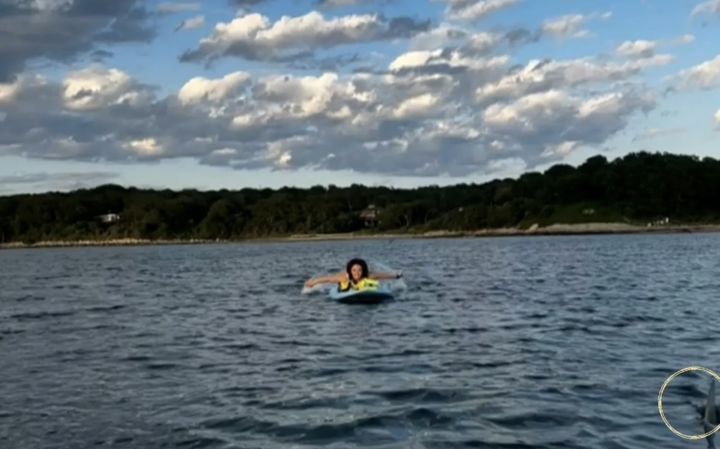 [뉴시스]미국 매사추세츠 바다에서 패들보드를 타던 두 대학생이 코 앞에서 상어 지느러미를 맞닥뜨려 놀라움을 자아냈다. (사진=뉴욕포스트) 