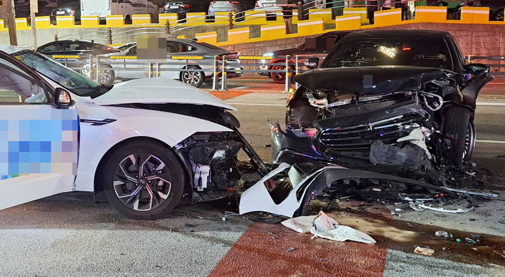 [부산=뉴시스] 10일 오후 10시37분께 부산 남구 황령대로에서 승용차가 중앙선을 넘어가 역주행하던 중 마주오던 택시와 충돌했다. (사진=부산경찰청 제공) 2025.07.11. photo@newsis.com *재판매 및 DB 금지