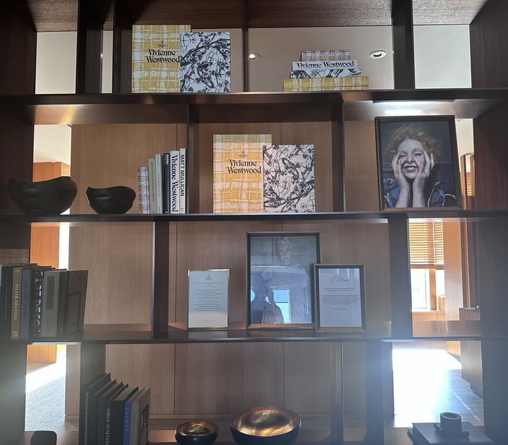 [서울=뉴시스] 전병훈 기자 = 지난 10일 방문한 신라호텔  '더 이그제큐티브 라운지' 입구에 마련된 비비안 웨스트우드 전시 *재판매 및 DB 금지