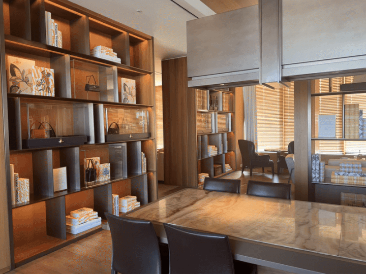 [서울=뉴시스] 전병훈 기자 = 지난 10일 방문한 서울신라호텔 '더 이그제큐티브 라운지'에서 비비안 웨스트우드의 주얼리 라인이 전시돼 있다. *재판매 및 DB 금지 *재판매 및 DB 금지