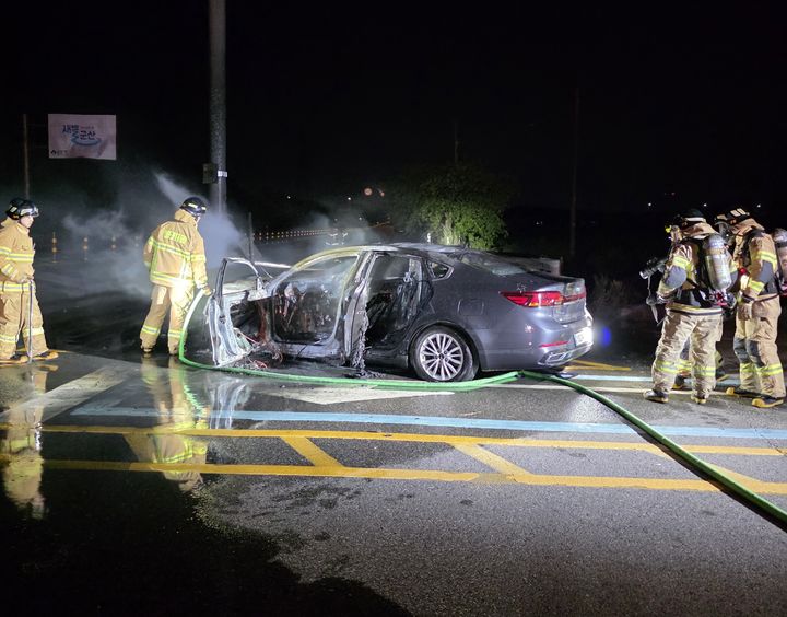 [군산=뉴시스] 11일 오전 1시48분께 전북 군산시 대야면의 한 도로에서 차량이 신호등을 들이받은 뒤 불이 나 소방대원들이 진화작업을 펼치고 있다. (사진=전북도소방본부 제공) 202.5.07.11. photo@newsis.com *재판매 및 DB 금지