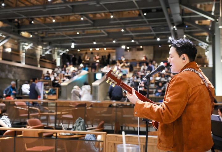 [서울=뉴시스] 스타벅스 경동1960점에서 진행 중인 '별빛 라이브'(사진=스타벅스 제공) *재판매 및 DB 금지