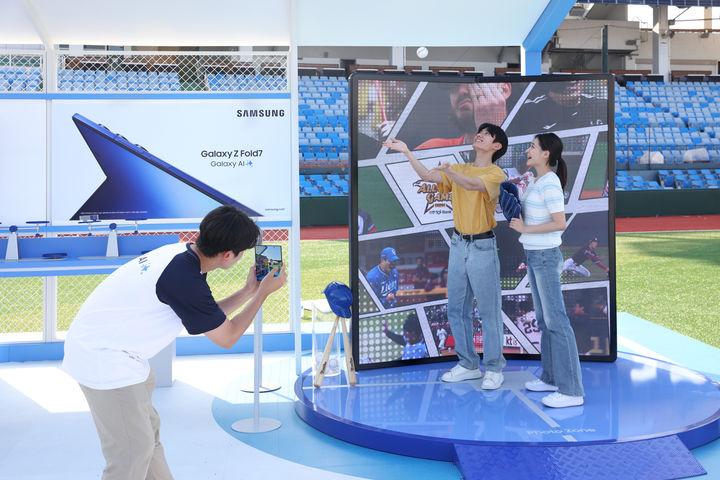 대전 중구 한화 이글스파크 '갤럭시 체험존'에서 방문객들이 '갤럭시 Z 폴드7'과 함께 구단별 하이라이트 영상을 배경으로 인증샷을 촬영하고 있다. (사진=삼성전자 제공) *재판매 및 DB 금지