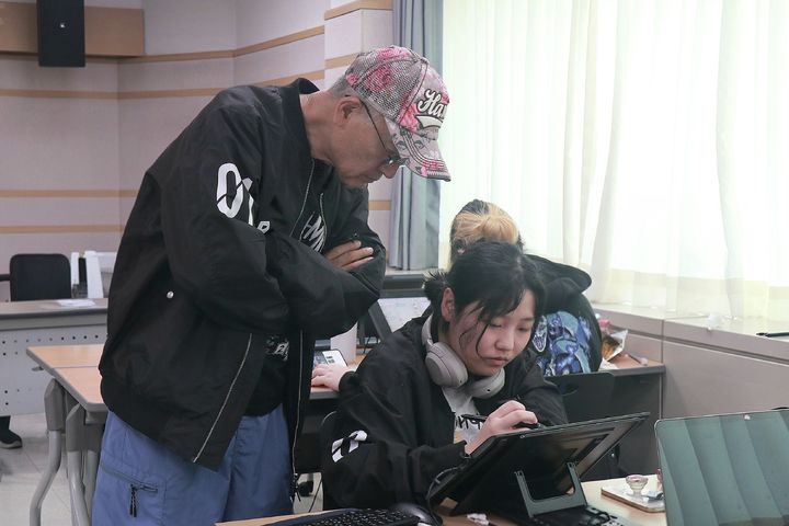 [서울=뉴시스] 네이버웹툰은 만화가 이현세가 주최한 '2025 이현세 만화창작캠프'가 지난 10일 10박11일 일정을 마쳤다고 11일 밝혔다. 참가자 작업을 살펴보는 이현세 작가(왼쪽) (사진=네이버웹툰 제공) *재판매 및 DB 금지