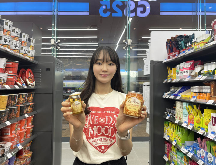 [서울=뉴시스]GS25는 믹솔로지 열풍 속 글로벌 매실주 브랜드 '조야(CHOYA)'와 협업해 섞어 먹는 콘셉트의 '조야 골든우메후르츠 매실주’와 '조야 아이스매실&샤과 샤베트’ 2종을 출시했다고 11일 밝혔다.(사진=GS25 제공) *재판매 및 DB 금지