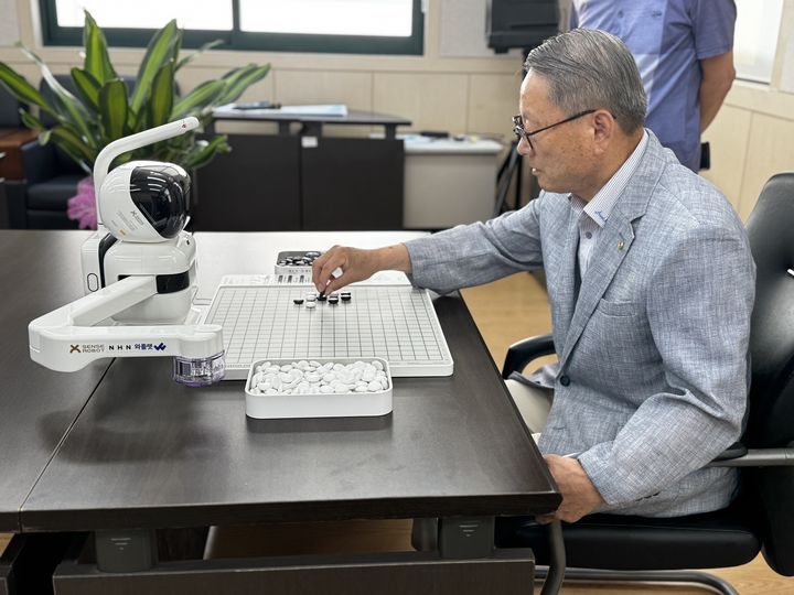 [서울=뉴시스] NHN은 로봇과의 바둑 대국이 가능한 인공지능(AI) 돌봄로봇 '바둑이'를 충북 진천군에 기증했다고 11일 밝혔다. (사진=NHN 제공) *재판매 및 DB 금지