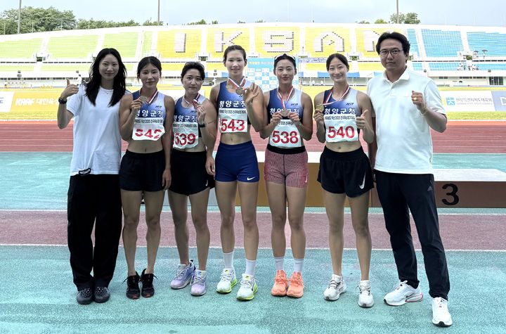 [대전=뉴시스] 조명휘 기자 = 청양군청 육상팀이 최근 전북 익산에서 열린 백제왕도 익산 2025 전국육상경기대회에서 금메달 2개와 은메달 및 동메달 각각 1개를 획득한 뒤 기념사진을 찍고 있다. (사진= 청양군 제공) 2025.07.11. photo@newsis.com *재판매 및 DB 금지