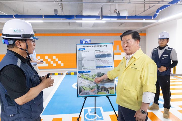 [광명=뉴시스] 박승원 광명시장이 10일 광명동 전통시장 지하공영주차장을 방문해 주차장 공사 관계자와 공사와 관련해 문답을 주고받고 있다.(사진=광명시 제공)2025.07.11.photo@newsis.com *재판매 및 DB 금지