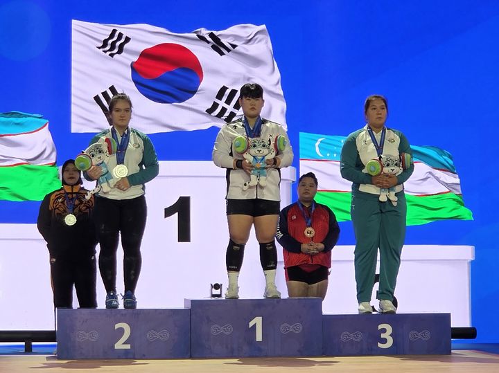 [서울=뉴시스] 역도 이하은, 2025 아시아주니어선수권대회 여자 86㎏ 이상급 경기에서 금메달 3개 획득. (사진=대한역도연맹 제공) *재판매 및 DB 금지
