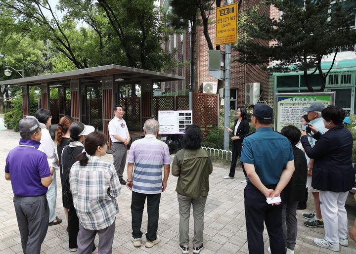 [대전=뉴시스] 조명휘 기자 = 서철모 대전 서구청장이 10일 여성친화도시 서포터즈 등과 만년동 천년만년 행복마을 조성사업 현장을 둘러보고 있다. (사진= 서구청 제공) 2025.07.11. photo@newsis.com *재판매 및 DB 금지