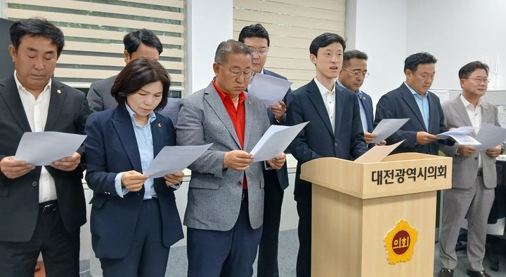 [대전=뉴시스] 조명휘 기자 = 국민의힘 소속 대전시의원들이 11일 오전 대전시의회 기자실에서 회견을 열고 정부의 소비쿠폰 지급을 비판하며 대전청년내일재단에 기부하겠다고 밝히고 있다. 2025.07.11. photo@newsis.com *재판매 및 DB 금지