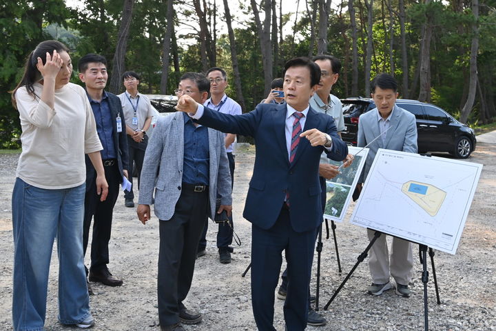 [진주=뉴시스]조규일 진주시장, 진양호 조정체험장 건립예정지 현장 점검.(사진=진주시 제공).2025.07.11.photo@newsis.com *재판매 및 DB 금지