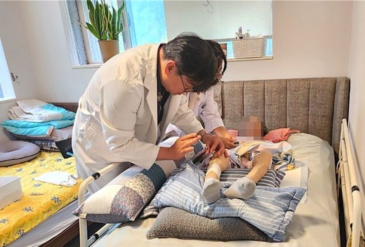 의사·간호사 등이 수급자 가정을 방문해 의료서비스를 제공하는 모습. *재판매 및 DB 금지