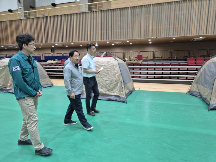 [남양주=뉴시스] 주광덕 경기 남양주시장이 화재로 단전 피해를 입은 화도읍 아파트 주민들을 위한 임시대피소를 둘러보고 있다. (사진=남양주시 제공) 2025.07.11. photo@newsis.com *재판매 및 DB 금지