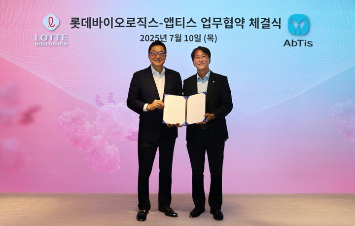 [서울=뉴시스] 박제임스 롯데바이오로직스 대표이사(왼쪽)와 한태동 앱티스 대표이사가 업무협약 체결식에서 기념사진을 촬영하고 있다. (사진=롯데바이오로직스 제공) 2025.07.11. photo@newsis.com *재판매 및 DB 금지