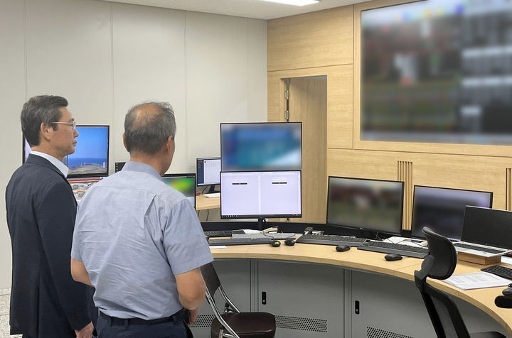 [세종=뉴시스]지난 10일 김태균 한전기술 사장이 제주한림해상풍력 준공 후 시설 점검을 수행하고 있다.(사진=한전기술 제공) *재판매 및 DB 금지