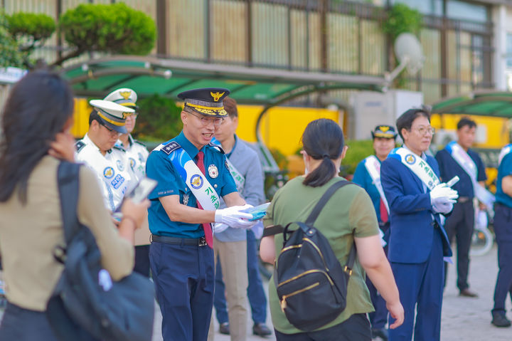 [부산=뉴시스] 부산경찰청은 3대 기초질서 미 준수 근절을 위해 '공동체 신뢰 회복을 위한 기초질서 확립 캠페인'을 실시했다. 현장 캠페인에 참석한 김수환 부산경찰청장이 시민들에게 캠페인을 알리고 있다. (사진=부산경찰청 제공) 2025.07.11. photo@newsis.com *재판매 및 DB 금지