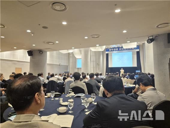 [광주=뉴시스]광주경영자총협회(회장 양진석 ㈜호원·해피니스CC 회장)는 11일 홀리데이인 광주호텔 3층 컨벤션홀에서 풍수지리 전문가 도지예 원장을 초청해 생활역학과 풍수의 경영을 주제로 금요조찬 포럼 특강을 개최했다.