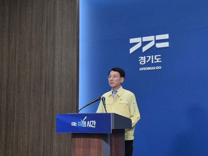 [수원=뉴시스] 이병희 기자 = 김성중 경기도 행정1부지사가 11일 오전 도청에서 '폭염 긴급 대책 발표' 기자회견을 하고 있다. 2025.07.11. iambh@newsis.com *재판매 및 DB 금지