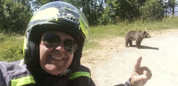 [서울=뉴시스] 루마니아를 여행하던 한 이탈리아 남성이 야생곰의 습격을 받아 숨지는 안타까운 사고가 발생했다. (사진=오마르 파랑 진 페이스북 갈무리) 2025.07.11 *재판매 및 DB 금지