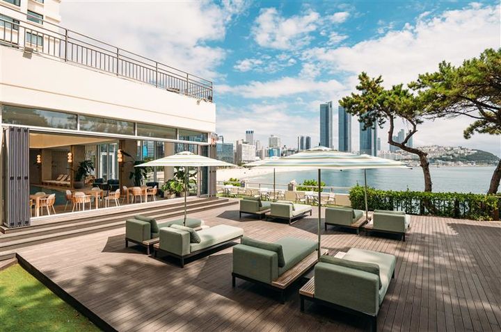 [서울=뉴시스] 웨스틴 조선 부산 야외 수영장 가든 전경. (사진=조선호텔앤리조트)  *재판매 및 DB 금지