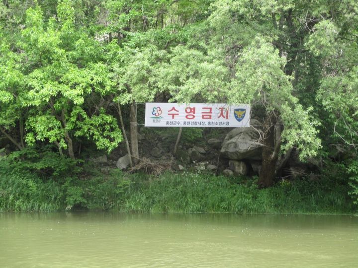 [춘천=뉴시스] 전국에서 두 번째로 많은 내수면구역을 보유하고 있는 강원특별자치도가 관리 사각지대인 도내 하천과 계곡의 수상안전관리에 나선다. 고 11일 밝혔다. 사진은 내수면 비관리지역인 홍천군 소재의 한 하천 모습. 강원특별자치도 제공. *재판매 및 DB 금지