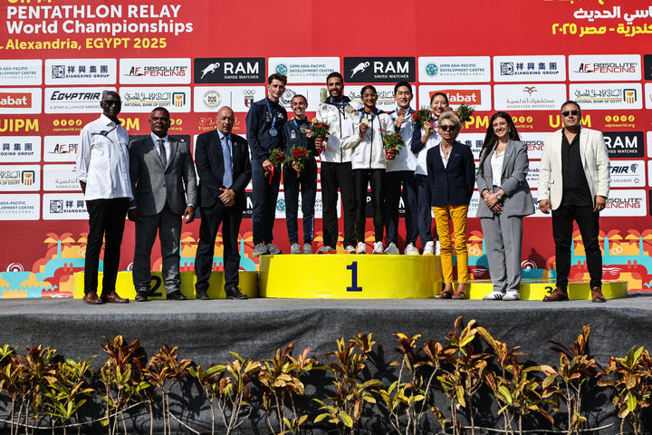 [서울=뉴시스] 근대5종 성승민(오른쪽에서 4번째)-서창완(오른쪽에서 5번째), 2025 국제근대5종연맹(UIPM) 계주세계선수권대회 시니어 혼성 계주 동메달 획득. (사진=대한근대5종연맹 제공) *재판매 및 DB 금지