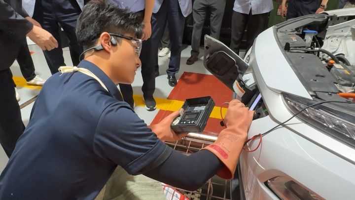 [서울=뉴시스] 한국교통안전공단 직원이 지난 10일 해운대검사소에서 충전구절연저항 검사를 시연하는 모습. 2025.07.11. (사진=교통안전공단 제공) photo@newsis.com  *재판매 및 DB 금지