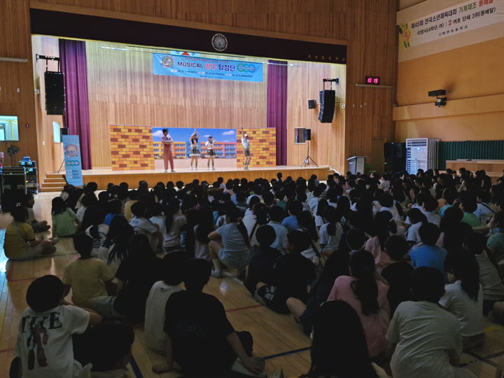 [창원=뉴시스] 강경국 기자 = 경남 창원시 북면초등학교에서 7월11일 세계 인구의 날을 맞아 '인구탐정단'이라는 창작 뮤지컬 공연이 펼쳐지고 있다. (사진=창원시청 제공). 2025.07.11. photo@newsis.com *재판매 및 DB 금지