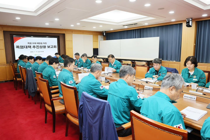 [창원=뉴시스] 강경국 기자 = 장금용 경남 창원시장 권한대행이 11일 폭염에 대한 행정 대응력 강화를 위해 폭염 대책 추진상황 보고회를 주재하고 있다. (사진=창원시청 제공). 2025.07.11. photo@newsis.com *재판매 및 DB 금지